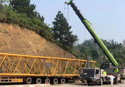 重車拋錨，吊車和臥式液壓千斤頂共同參與救援