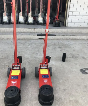 垃圾車壓住環(huán)衛(wèi)工人右腳，消防人員用氣動(dòng)液壓千斤頂頂開車身