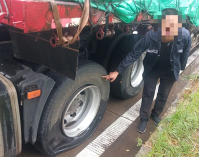 某高速30輛車被釘子扎破，車主用臥式液壓千斤頂更換輪胎