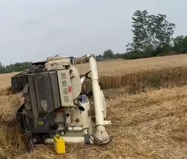 收割機側翻，消防員用液壓剪和臥式千斤頂救援