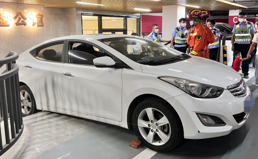 倒車(chē)不慎使后輪懸空，臥式千斤頂助您快速脫困